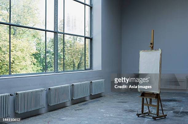 easel in studio - artist easel stock pictures, royalty-free photos & images