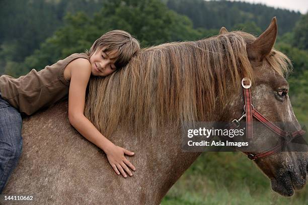 niño a caballo - sólo niños varones fotografías e imágenes de stock