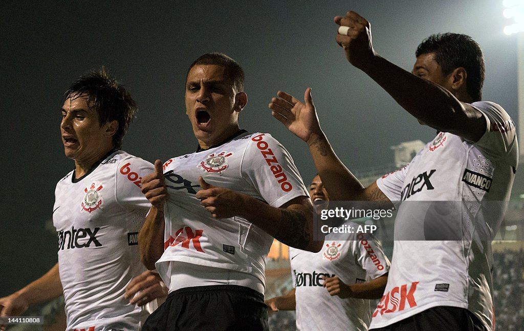 Fabio Santos (C) of Brazil's Corinthians
