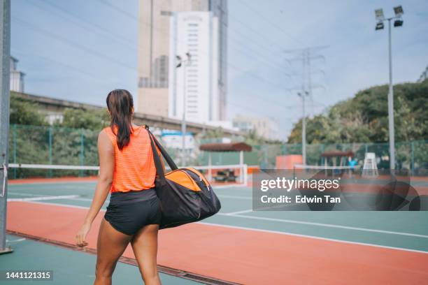 tennista indiana che entra nel campo duro per allenarsi - carrying sports bag foto e immagini stock