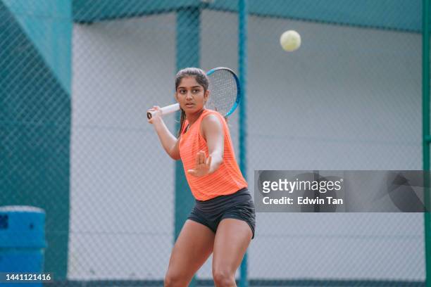週末の朝にテニスコートで練習するアジア系インドの女子テニス選手 - sport set competition round ストックフォトと画像