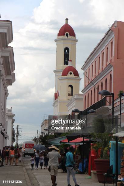 cuba - cienfuegos - shopping street, pedestrian and cathedral - cienfuegos stockfoto's en -beelden