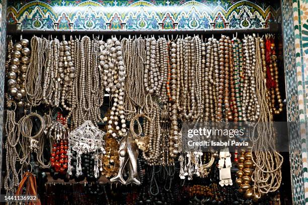 necklaces on sale at moroccan market - africa craft stock-fotos und bilder