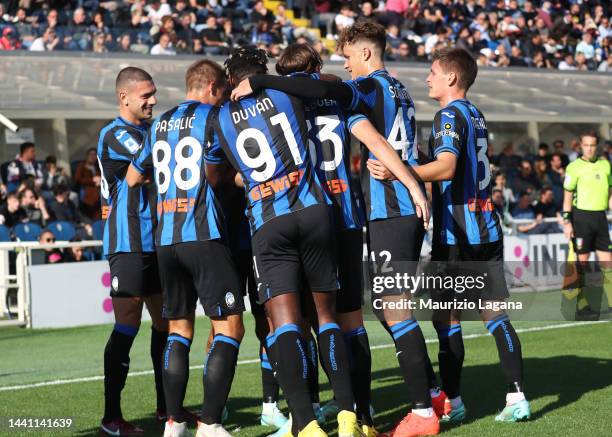 Players of Atalanta celebrate during the Serie A match between Atalanta BC and FC Internazionale at Gewiss Stadium on November 13, 2022 in Bergamo,...