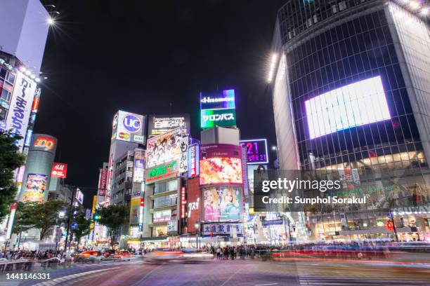 shibuya intersection crossing and the surrounding buildings at night, tokyo, japan - shibuya ward stock pictures, royalty-free photos & images