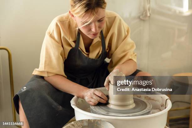 alfarera haciendo jarrón de cerámica en rueda de alfarero - ceramics fotografías e imágenes de stock