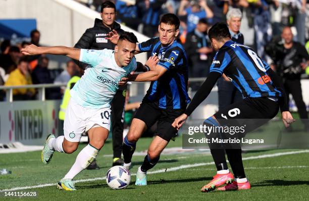 Josè Palomino of Atalanta competes for the ball with Lautaro Martinez of Inter during the Serie A match between Atalanta BC and FC Internazionale at...