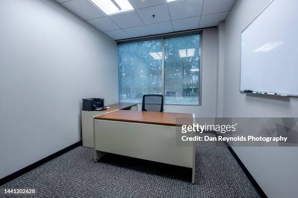 work stations in empty office - leerer schreibtisch stock-fotos und bilder