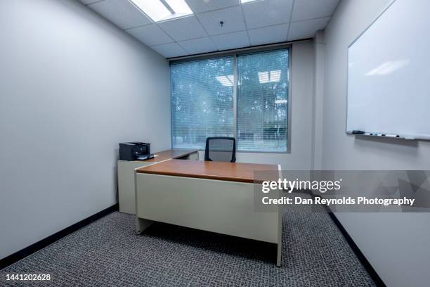 work stations in empty office - leeg bureau stockfoto's en -beelden