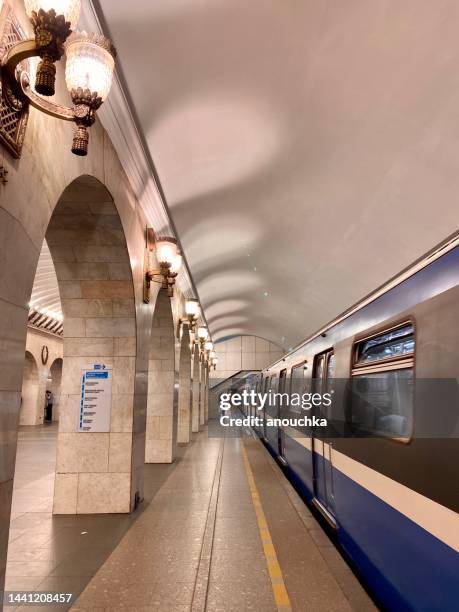 subway station with train, saint petersburg, russia - metro st petersburg stockfoto's en -beelden