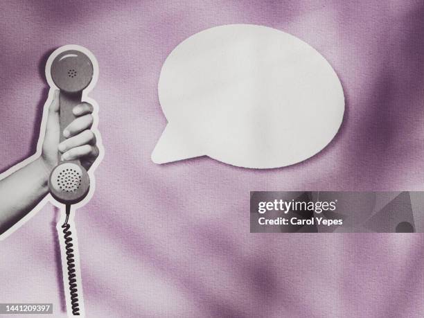 hand with handlet and speech bubble - operador de sistema telefónico imagens e fotografias de stock