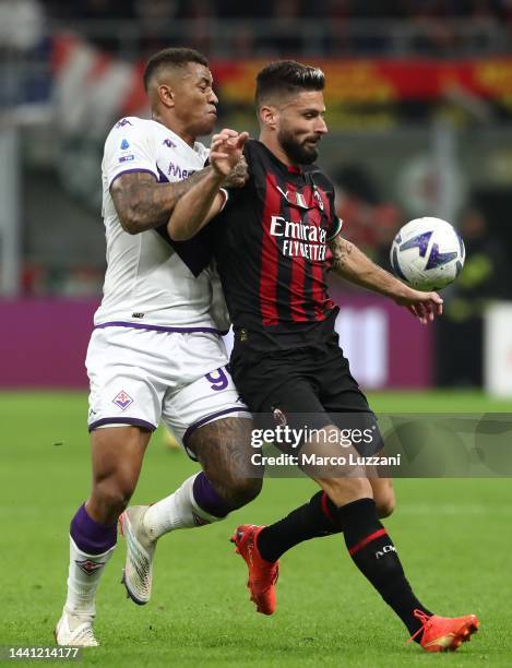 Olivier Giroud of AC Milan competes for the ball with Igor of ACF Fiorentina during the Serie A match between AC Milan and ACF Fiorentina at Stadio...