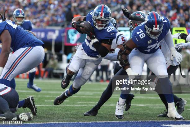 Saquon Barkley of the New York Giants scores a touchdown during the third quarter of the game against the Houston Texans at MetLife Stadium on...