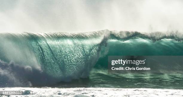 barrel wave crashing - dramatic waves stock pictures, royalty-free photos & images