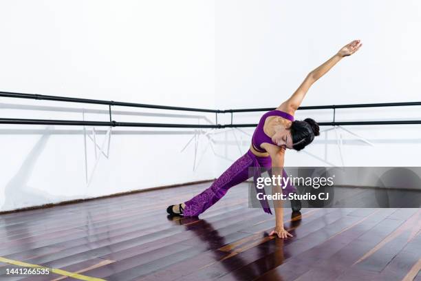 dance teacher presenting jazz style performance - jazz dancing stock pictures, royalty-free photos & images