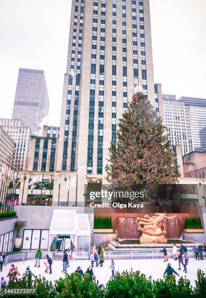 christmas at rockefeller center - rockefeller center view stock pictures, royalty-free photos & images