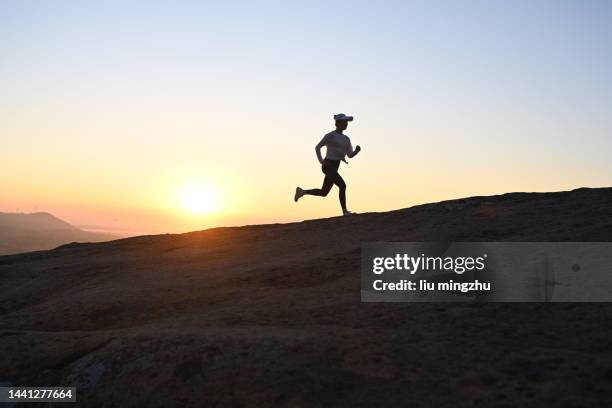 woman running on ridge - woman running silhouette stockfoto's en -beelden