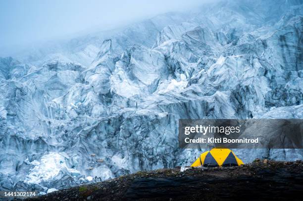 a tent in front of glacier at manaslu base camp - mt everest base camp stock-fotos und bilder