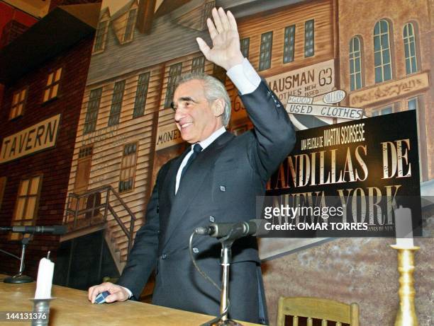Film director Martin Scorsese greets the crowd during a conference in Mexico City 21 January 2003. El director de cine Martin Scorsese saluda antes...