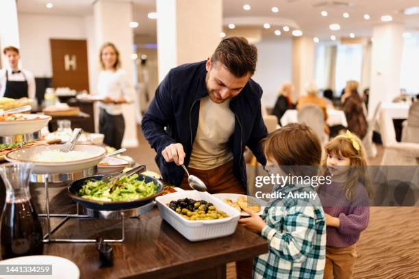 famiglia che gusta la colazione a buffet insieme in hotel - colazione hotel foto e immagini stock