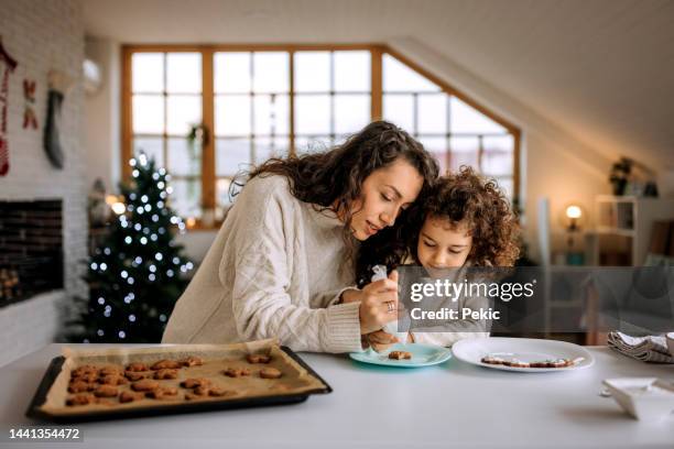 maman s little helper - kids cooking christmas photos et images de collection