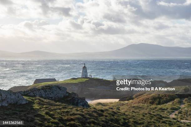 tourists beside twr bach lighthouse, ynys llanddwyn, anglesey, wales - anglesey wales stock pictures, royalty-free photos & images