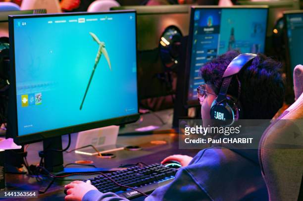 Joueur avec un casque audio JBL face à son écran lors du 12e Paris Games Week, salon du jeu vidéo, le 3 novembre 2022 à Paris.