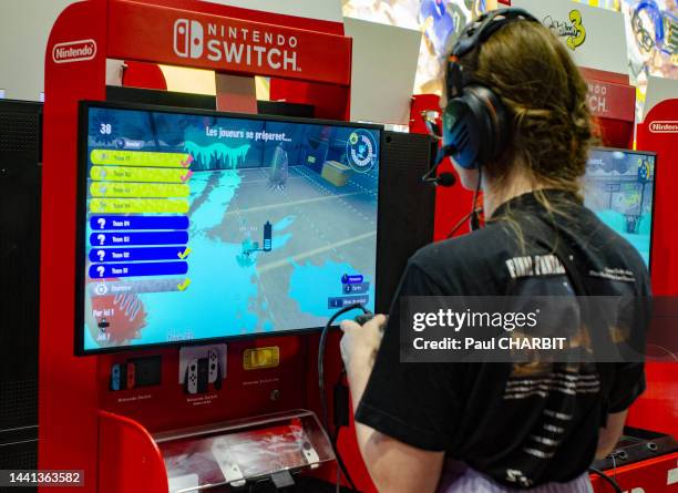 Joueur avec un casque audio face à son écran lors du 12e Paris Games Week, salon du jeu vidéo, le 3 novembre 2022 à Paris.