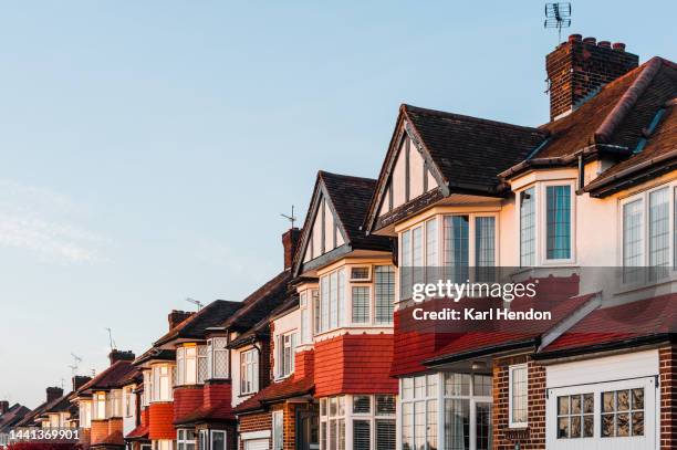 a view of london houses at sunset - rijhuis stockfoto's en -beelden