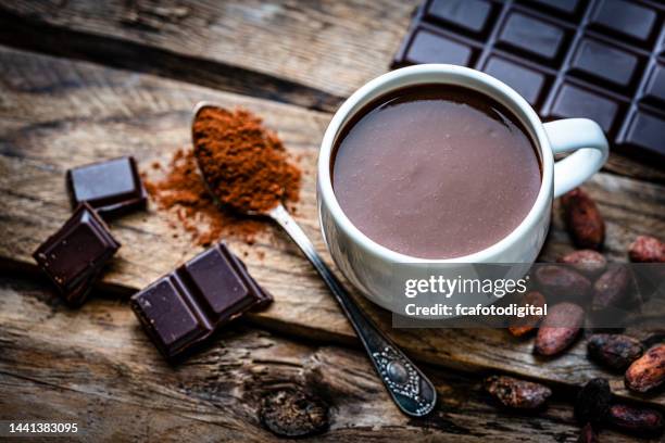 hausgemachte heiße schokoladentasse auf rustikalem holztisch. - hot chocolate stock-fotos und bilder