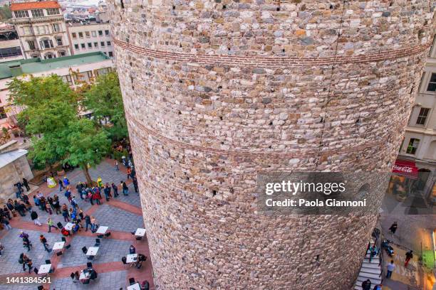 touristen und einheimische unter dem galataturm-restaurant, luftaufnahme - galata tower stock-fotos und bilder