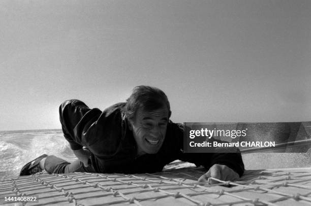 Cascade de Jean-Paul Belmondo sur le tournage du film 'Le marginal', en avril 1983.