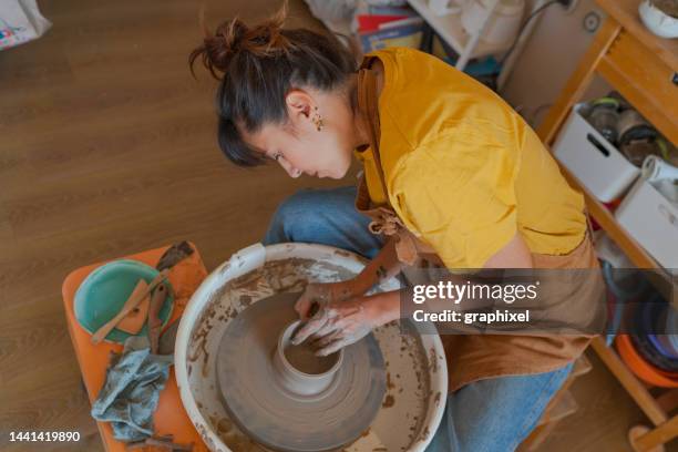 bol de fabrication de potier sur roue - pottery wheel photos et images de collection