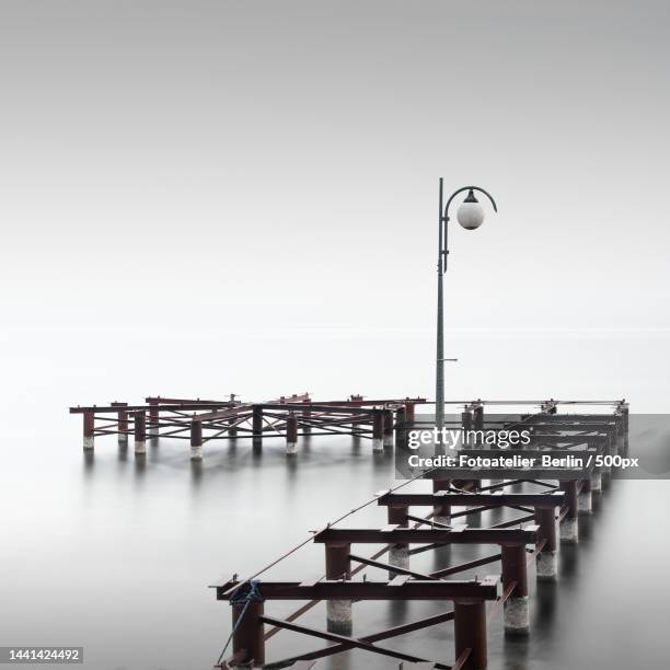 a pier in the sea - baustelle leer photos et images de collection