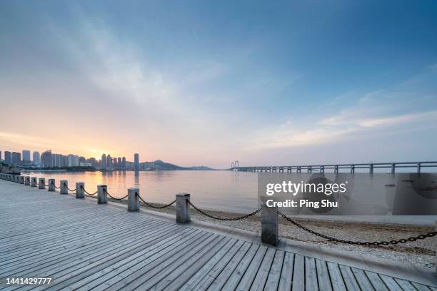 wooden plank road, seaside, city - gulf of mexico oil rig stockfoto's en -beelden