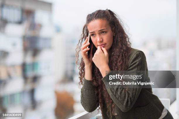 donna d'affari scontenta che ha conversazione telefonica - complaining foto e immagini stock