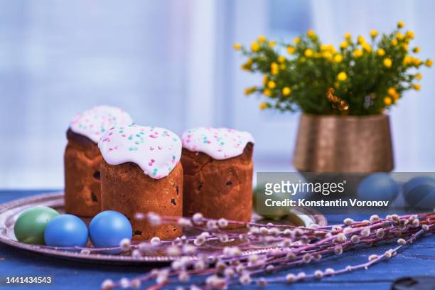 orthodox easter, palm sunday concept. easter cakes (kulich), willow branches, painted eggs. selective focus - easter morning ressurection stock-fotos und bilder