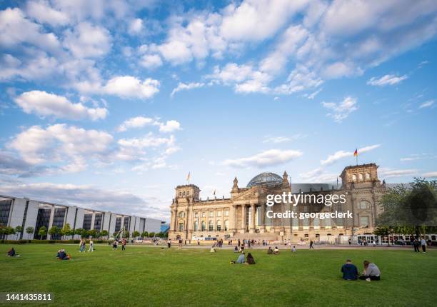 the reichstag in berlin - bundestag imagens e fotografias de stock