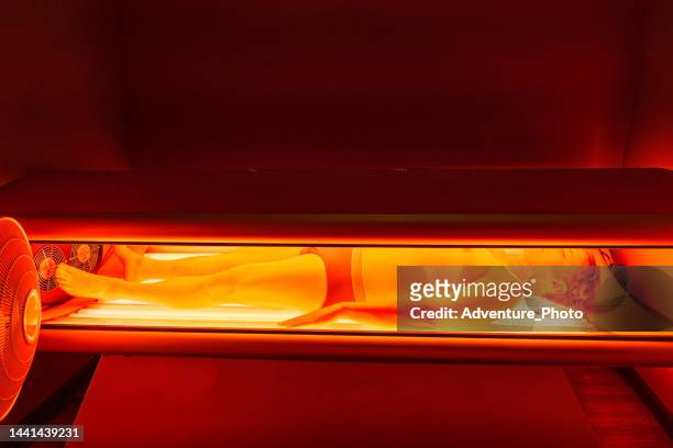man receiving red light therapy - infrared lamp 個照片及圖片檔