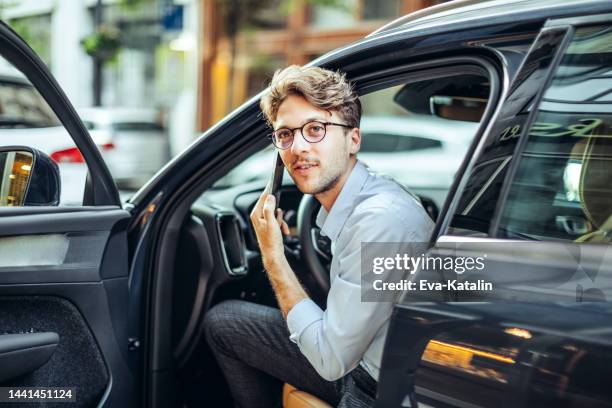 mann fährt sein auto - citation stock-fotos und bilder