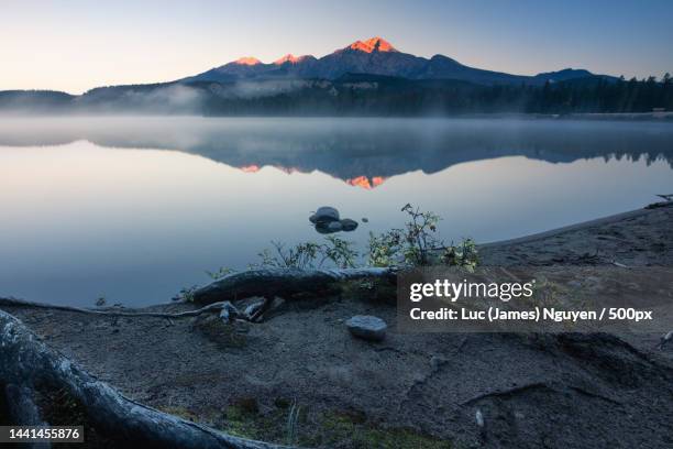 scenic view of lake against sky during sunset,annette lake,canada - rio bow - fotografias e filmes do acervo