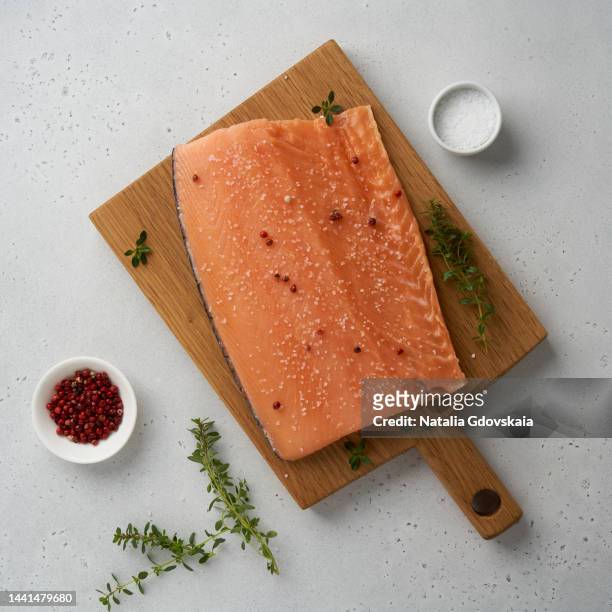 fresh raw scandinavian salmon humpback fillet full of omega3 and protein on old wooden board. pescatarian seafood for cooking. preparation nutrition sea fish. top view - trout stock photos et images de collection