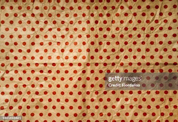 red polka dot sable color wrapping paper - christmas paper stockfoto's en -beelden