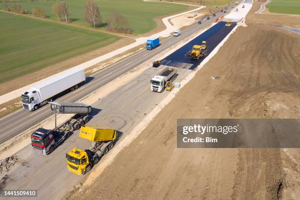 trabajos de asfaltado, vista aérea - road construction fotografías e imágenes de stock
