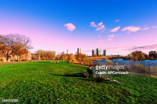 チャールズ川沿いの秋の午後 - マサチューセッツ州ケンブリッジ - cambridge massachusetts ストックフォトと画像