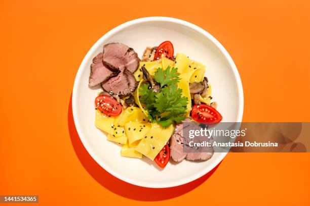 italienische frische-tagliatelle-nudeln mit fleisch und tomaten. draufsicht. - mediterran menü stock-fotos und bilder