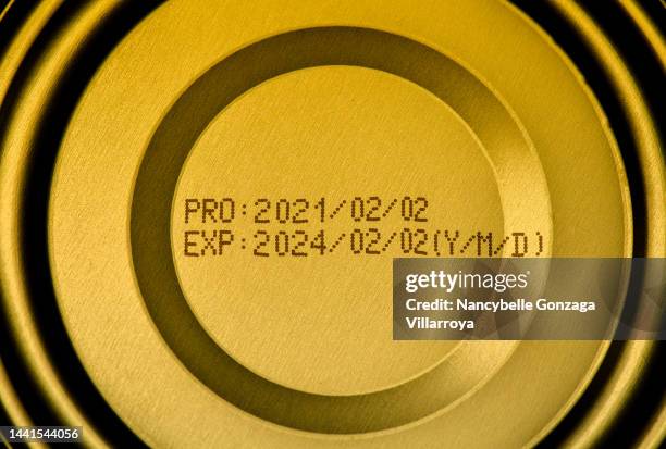 tin can with production date and expiration date. - haltbarkeitsdatum stock-fotos und bilder