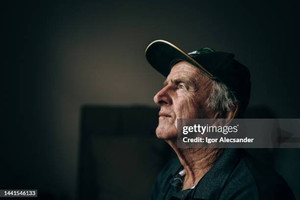 profilporträt eines älteren mannes zu hause - hispanic man profile hopeful stock-fotos und bilder