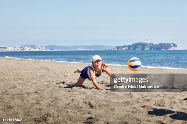 women playing beach volleyball. - volleyball player photos et images de collection