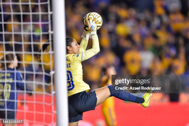 Itzel González of América femenil controls the ball during the final second leg match between Tigres UANL and America as part of the Torneo Apertura...